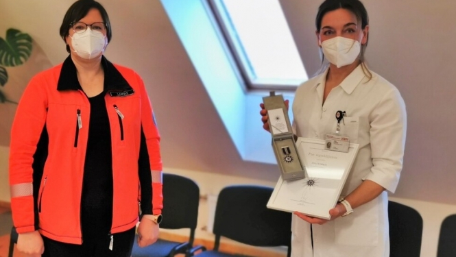 dr. Eva Strīķe ar NMPD direktori saņemot NMPD apbalvojumu
