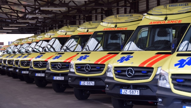 Operatvīe transportlīdzekļi stāv rindā