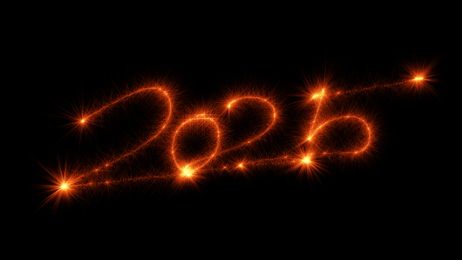2025. gada uzraksts tumsā, kas veidots ar gaismiņām