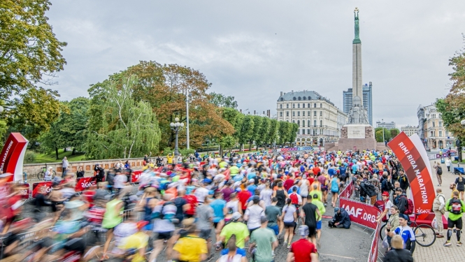 Maratona skrējēji pie Brīvības pieminekļa