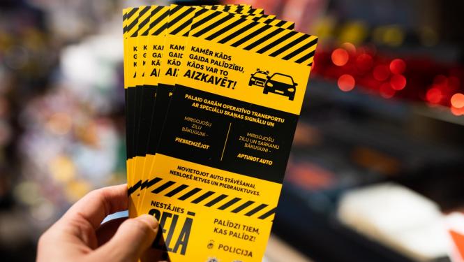 Attēlā redzami kampaņas Nestājies ceļā. Palīdzi tiem, kas palīdz! bukleti autovadītājiem.