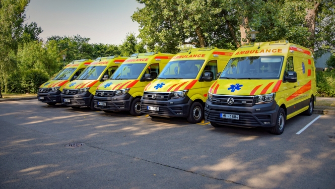 operatīvie medicīniskie auto rindā