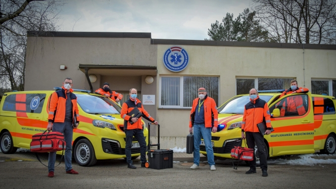 Jaunie SMC auto. Tiem blakus ārsti un šoferi