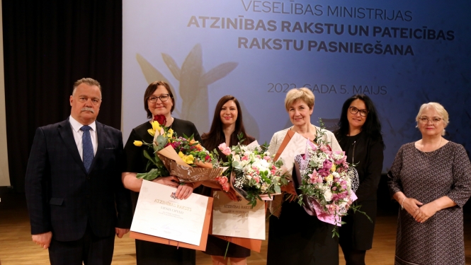 Veselības ministrijas Atzīnības raksta saņēmēji - NMPD direktore, KMC un SMC vadītājas kopā ar sveicējiem