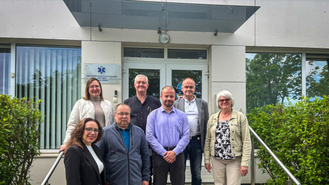 NMPD un Lietuvas NMPD pārstāvji stāv pie dienesta ēkas durvīm