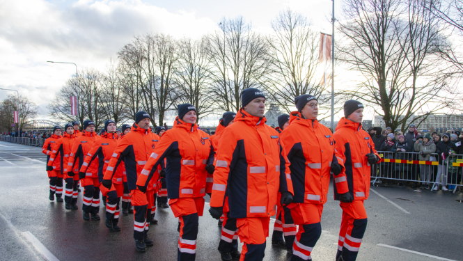 NMPD darbinieki formās soļo parādē gar Krastmalu