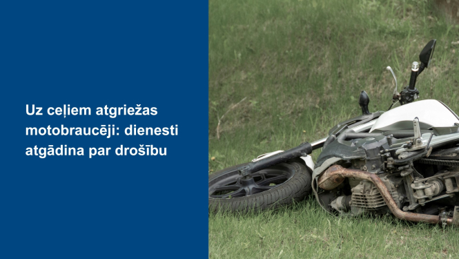 Uz ceļiem atgriežas motobraucēji - dienesti atgādina par drošību. Ilustratīvs attēls - balts motocikls apgāzies zālē