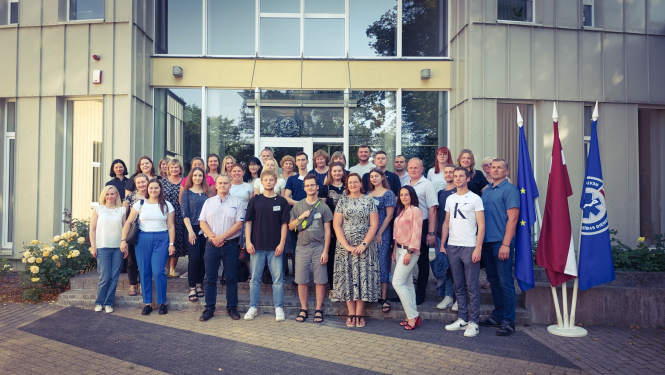 Jaunie NMPD darbinieki kopā ar direktori