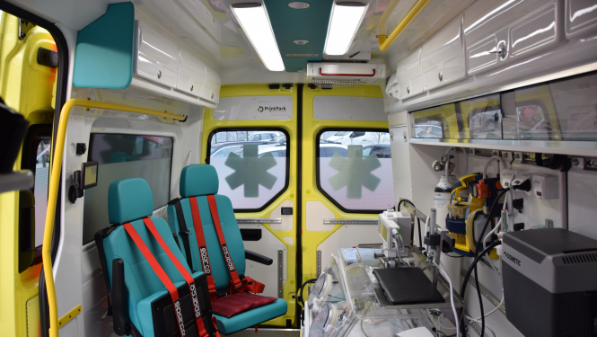 Iekšskats neonatologu brigādes auto