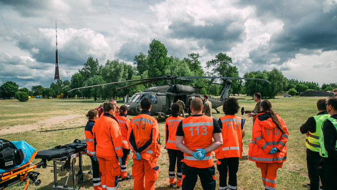 NMPD mediķi pie helokoptera