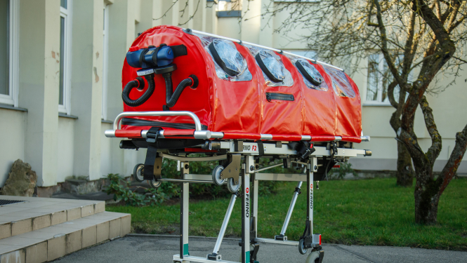 īpašs aprīkojums smagi slimu Covid -19 pacientu transportēšanai