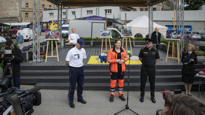 operatīvo dienestu vadītāji stāv un apkārt ir mediju pārstāvji ar kamerām un mikrofoniem