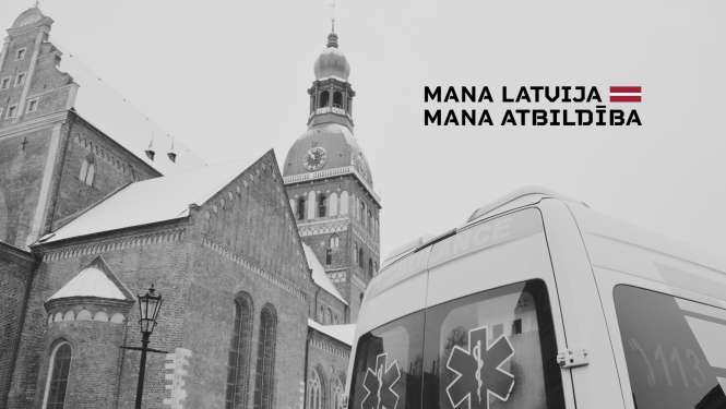 NMPD auto un fonā Rīgas Doma baznīca. Melnbalta bilde un uzraksts Mana Latvija. Mana atbildība.