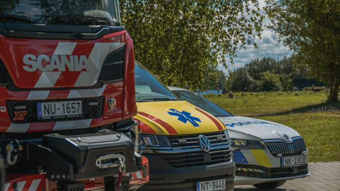 Ugunsdzēsēju, NMPD un Valsts policijas auto nostājušies blakus, redzama auto priekšējā daļa