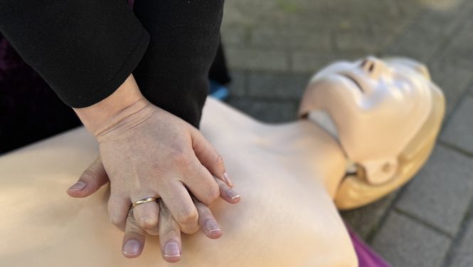 uz manekena tiek veikta sirds masāža