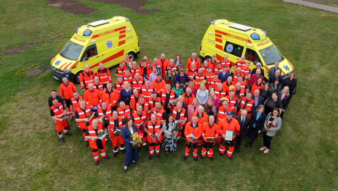 NMPD darbinieki formās stāv pie 2 operatīvajiem auto