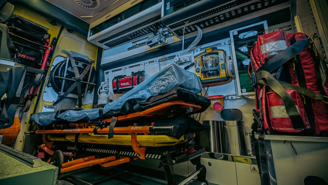 Operatīvā auto iekšpuse, kur redzamas nestuves un citi aprīkojumi palīdzības sniegšanai