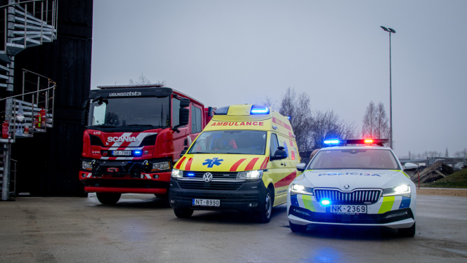 Valsts policijas, VUGD un NMPD automāšīnas stāv blakus ar ieslēgtām bākugunīm