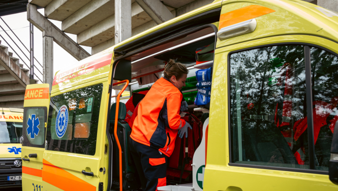 NMPD mediķe strādā operatīvajā auto, sānu durvis atvērtas