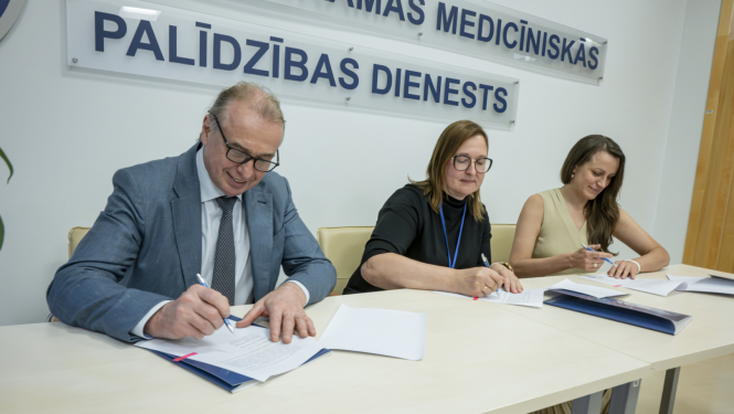 Andrejs Ērglis, Liene Cipule, Iveta Bajāre paraksta sadarbības memorandu