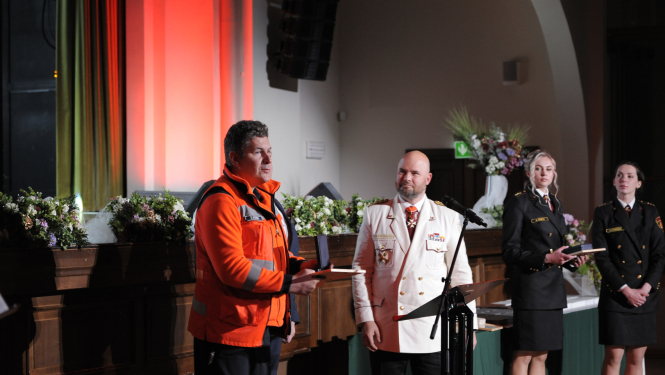 Ē.Uškāns saņem VUGD apbalvojumu 