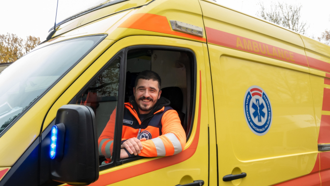 A. Mucenieks, operatīvā auto vadītājs sēž operatīvajā auto un skatās ārā pa logu