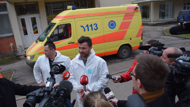 mediķi sniedz interviju medijiem