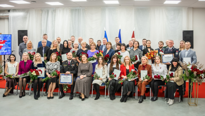 NMPD darbinieki un sadarbības partneri kopbildē pēc apbalvojumu saņemšanas