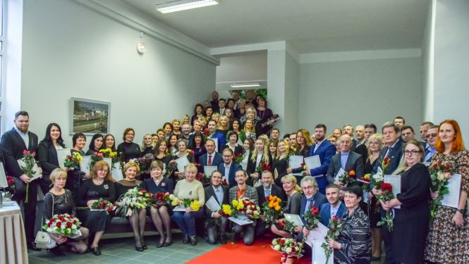 Kopbilde, kurā vienuviet ir visi 2023.gada apbalvotie NMPD darbinieki un sadarbības partneri