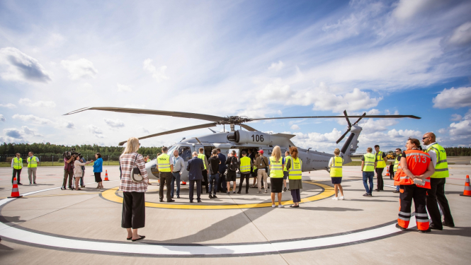 Heliporta atklāšana - helikopters un cilvēki tam apkārt