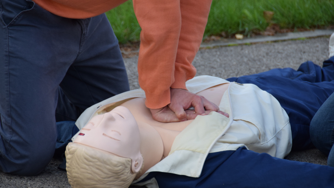 Pirmās palīdzības sniegšana uz manekena