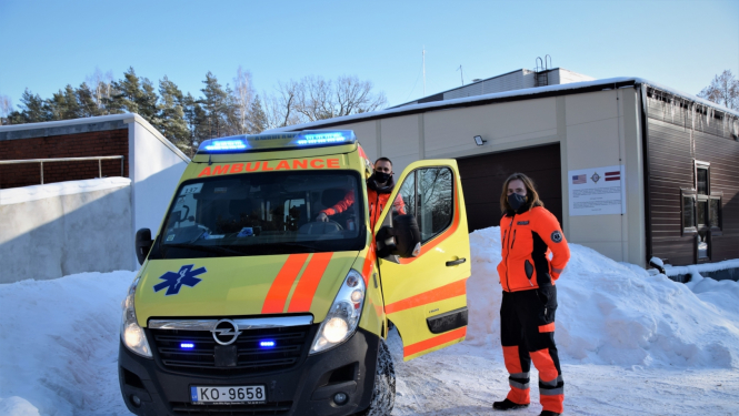 NMPD mediķu brigāde pie jaunās ēkas