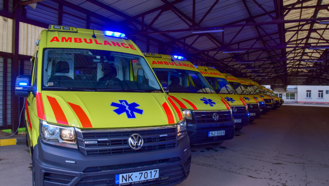 Jaunie NMPD operatīvie auto ar ieslēgtām bākugunīm