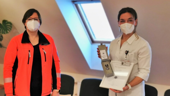 dr. Eva Strīķe ar NMPD direktori saņemot NMPD apbalvojumu