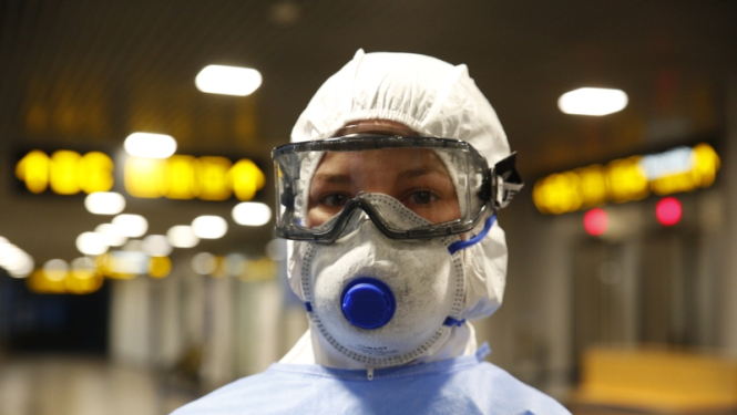 Mediķis aizsargtērpā