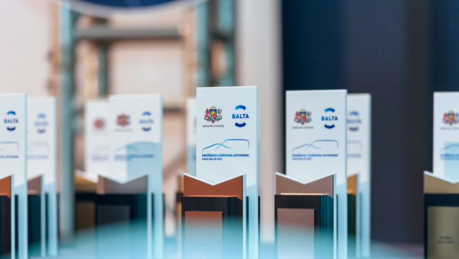 Drošākā autoparka apbalvojumi salikti viens aiz otra