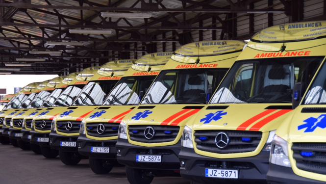 Operatvīe transportlīdzekļi stāv rindā