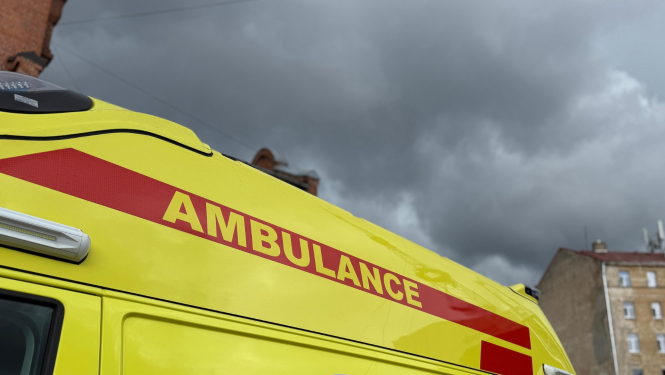 NMPD operatīvais auto, fonā redzami tumši mākoņi