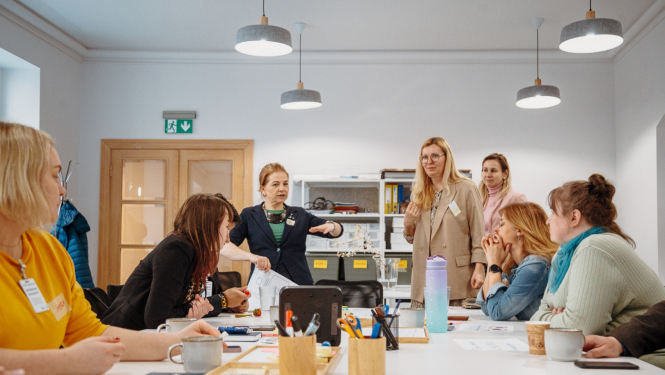 Cilvēki diskutē ap galdu