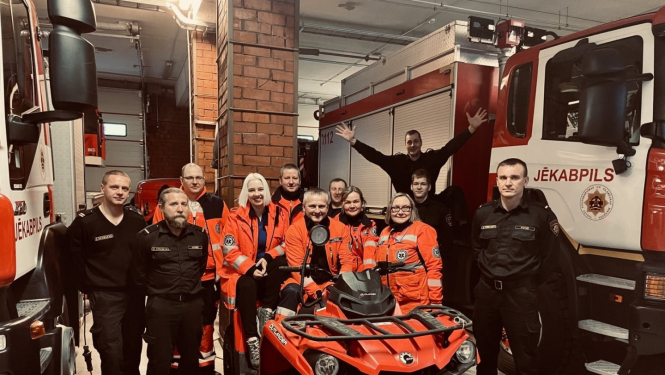 NMPD Jēkabpils mediķi ar praktikantiem un VUGD kolēģiem atrodas VUGD depo starp operatīvajiem auto