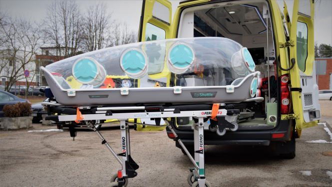 Jaunā "kapsula" uz nestuvēm pie operatīvā auto