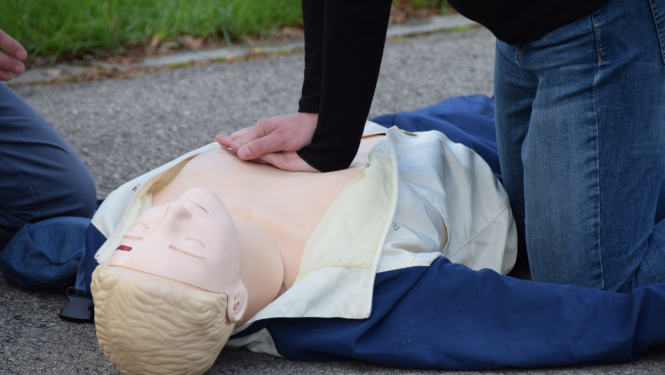 Tiek veikta sirds netiešā masāža uz manekena