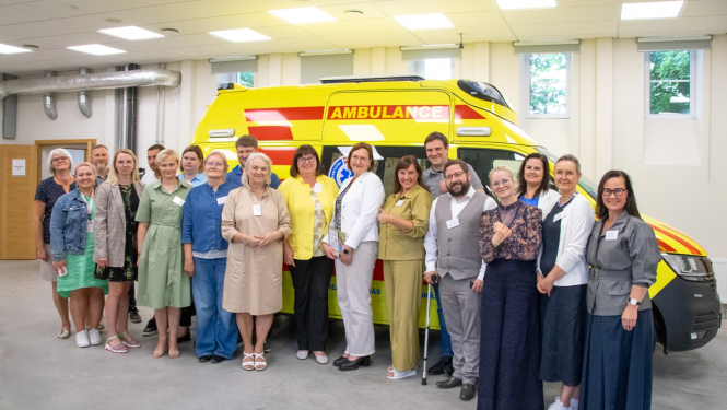 NMPD un Lietuvas pārstāvji stāv pie operatīvā auto, kopbilde