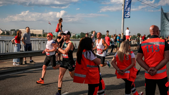 Skrējēji piedalās Rimi Rīgas maratonā, NMPD mediķi novēro situāciju.
