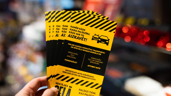 Attēlā redzami kampaņas Nestājies ceļā. Palīdzi tiem, kas palīdz! bukleti autovadītājiem.