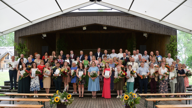 Foto ar visiem apbalvotajiem 2022