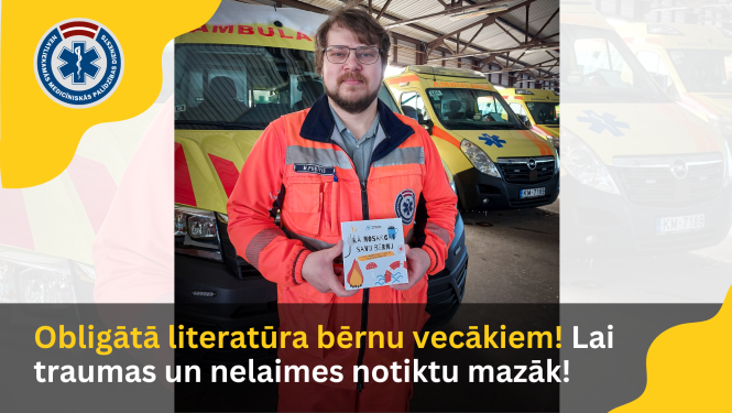 NMPD mediķis rokā tur grāmatiņu "Kā nosargāt bērnu", kas tapusi ar organizācijas Mammamuntetiem.lv atbalstu