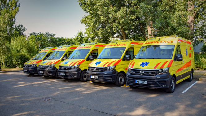 operatīvie medicīniskie auto rindā