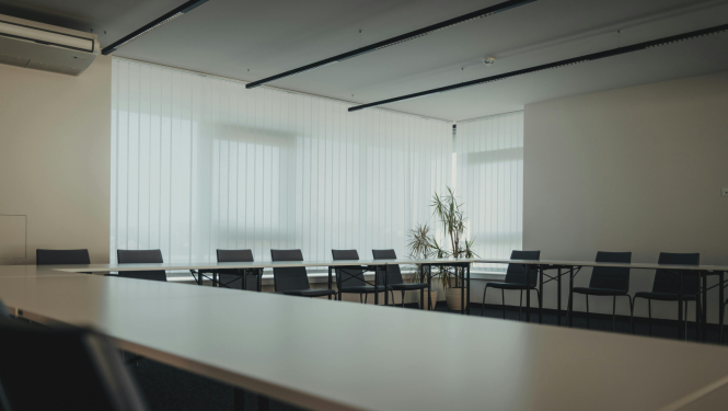 apaļais galds un apkārt krēsli