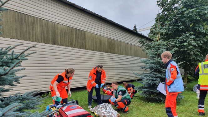 NMPD simulāciju mācības - mediķi pļavā sniedz palīdzību cietušajiem